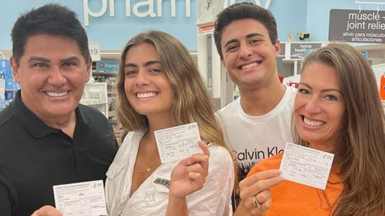 César Filho, Elaine Mickely e os herdeiros tomam segunda dose da vacina contra a Covid-19 nos EUA: “Emoção e esperança”