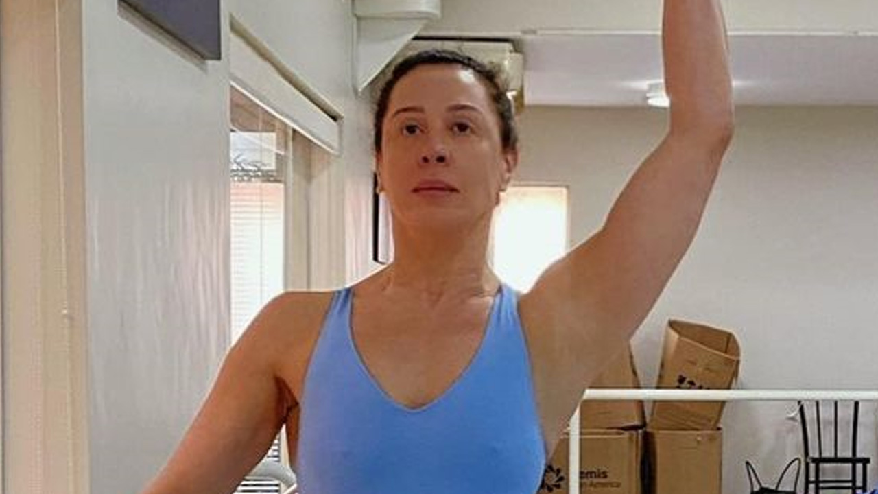 Aos 54 anos, Claudia Raia ostenta flexibilidade e boa forma em aula de ballet: “Esplêndida”