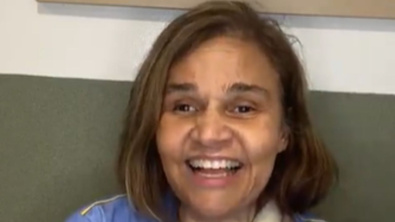 Após internação por esclerose múltipla, Claudia Rodrigues recebe alta hospitalar: “Me esforçando muito”