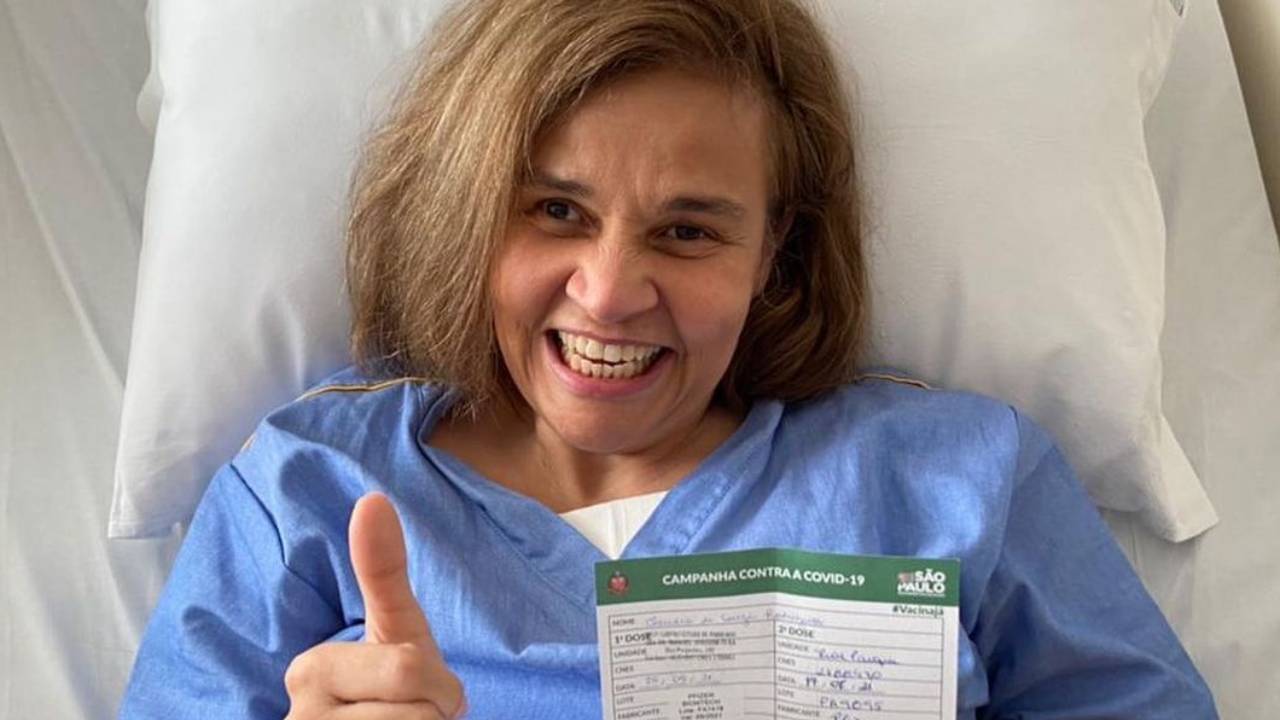 Internada, Claudia Rodrigues recebe segunda dose da vacina contra Covid-19 um mês antes do previsto