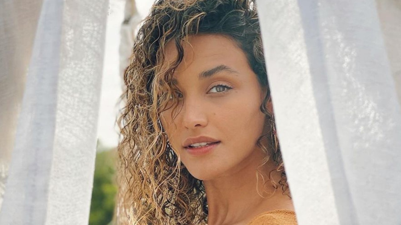 Débora Nascimento passa a tesoura nos fios e dá adeus aos longos cabelos em novo visual: “Encantada com o seu novo eu”