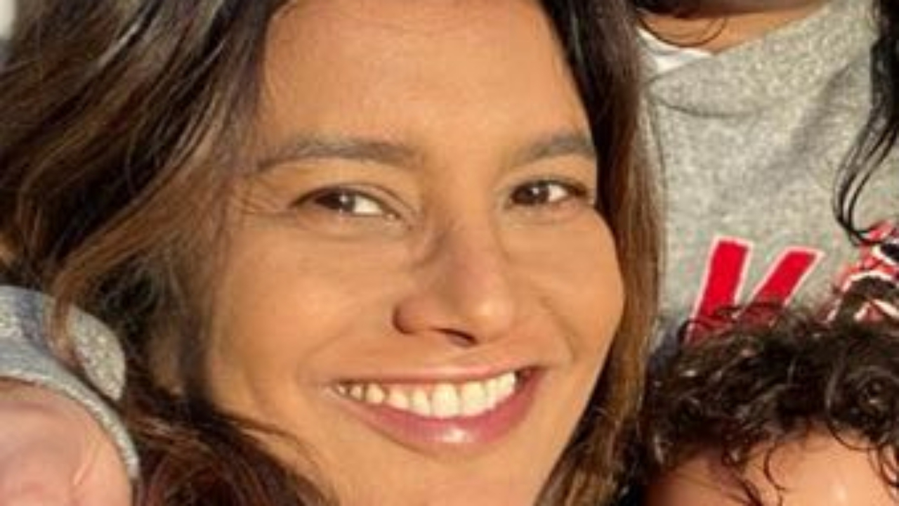 Eles cresceram! Dira Paes ganha abraço apaixonante dos filhos e momento encanta fãs: “Sua cara!”