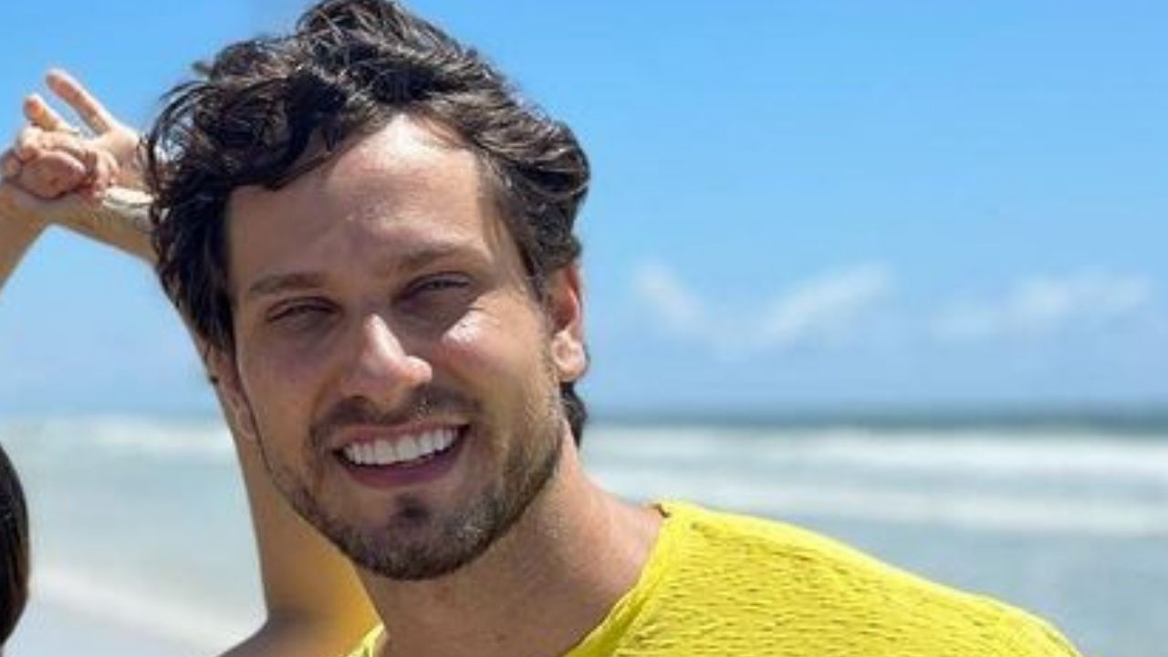 Ex-BBB Eliéser Ambrósio compartilha clique encantador da primeira vez do filho na praia: “Carinha de felicidade”
