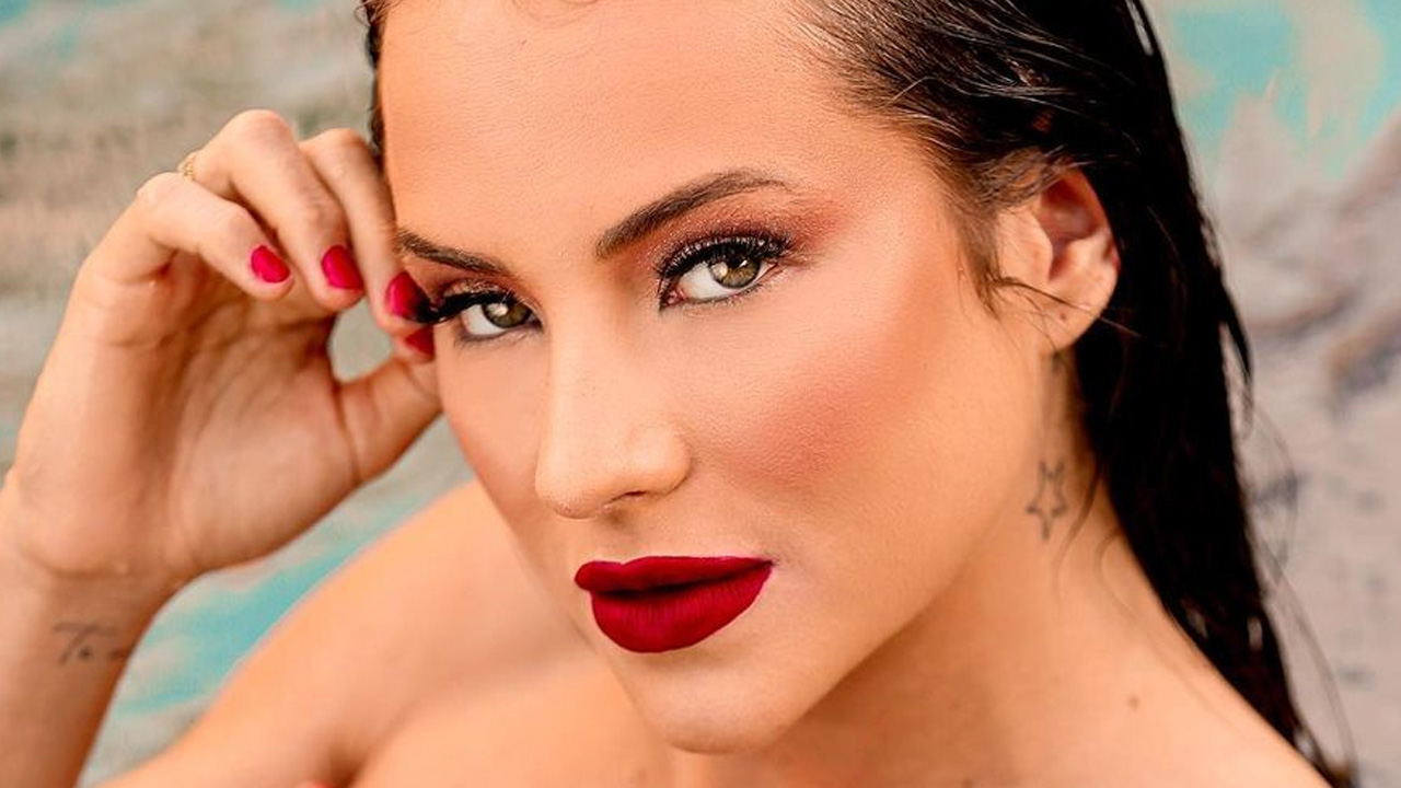 Ex-BBB Gabi Martins posa com biquíni sem alça e seios quase pulam para fora: “Ela é perfeita”