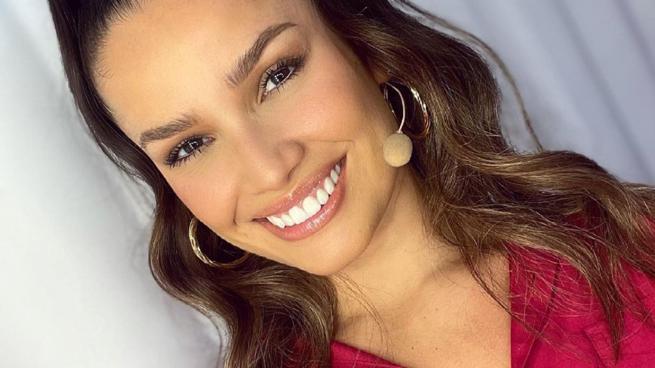 Ex-BBB Juliette Freire arrisca aplique de cabelo, exibe novo visual e desabafa: “Cabeça pesando vinte quilos”
