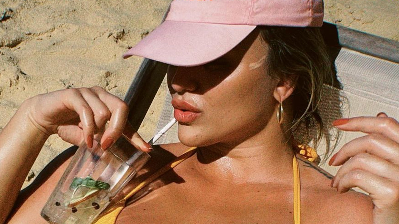 Solteira, ex-BBB Rafa Kalimann se bronzeia com biquíni ousado e mostra virilha sarada no cantinho do tecido: “Magnífica”