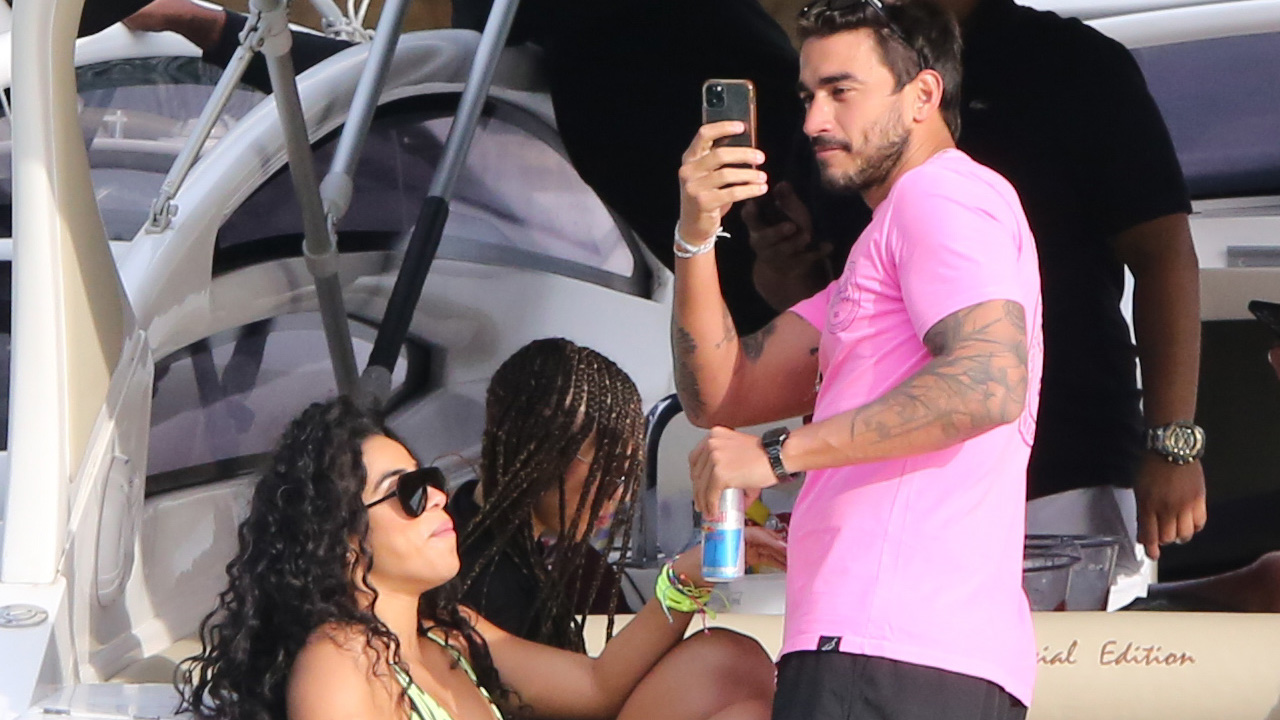 Ex-participantes do ‘No Limite’ fazem farra em lancha em praia na Barra da Tijuca e celebram fim do reality