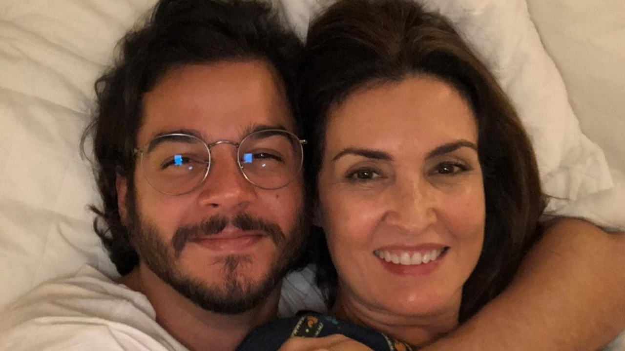 Apaixonada, Fátima Bernardes exalta namoro com Túlio Gadêlha e comemora data especial: “Três anos e oito meses”