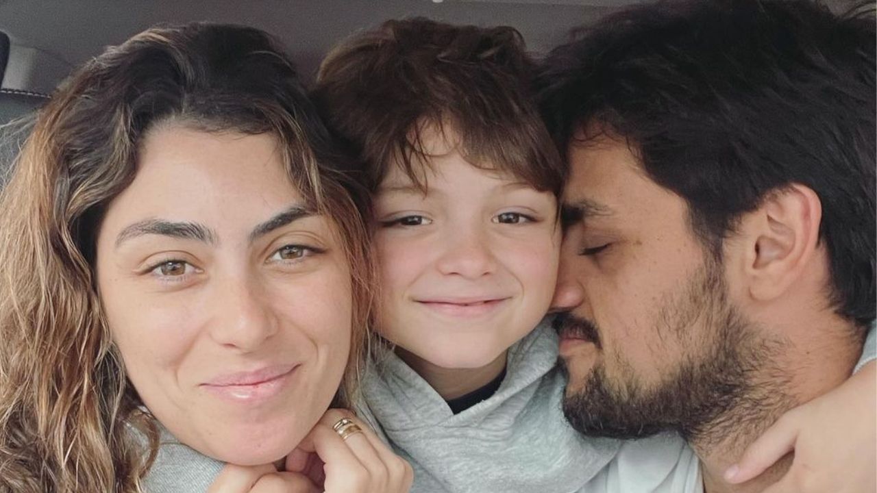 Felipe Simas faz desabafo após enfrentar momento difícil com filho chorando de dor: “Orava pedindo uma resposta”