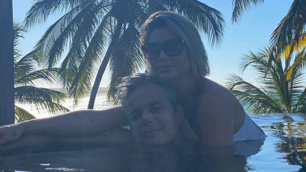 Flávia Alessandra troca carinhos com Otaviano Costa na piscina e celebra tempo longe dos trabalhos: “Mini férias”