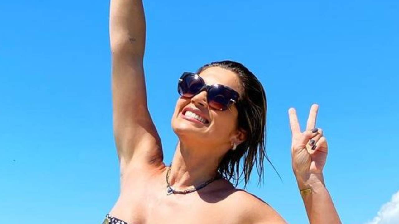 No Amazonas, Flávia Alessandra aposta em maiô cavadíssimo e quase mostra demais: “Que corpão”