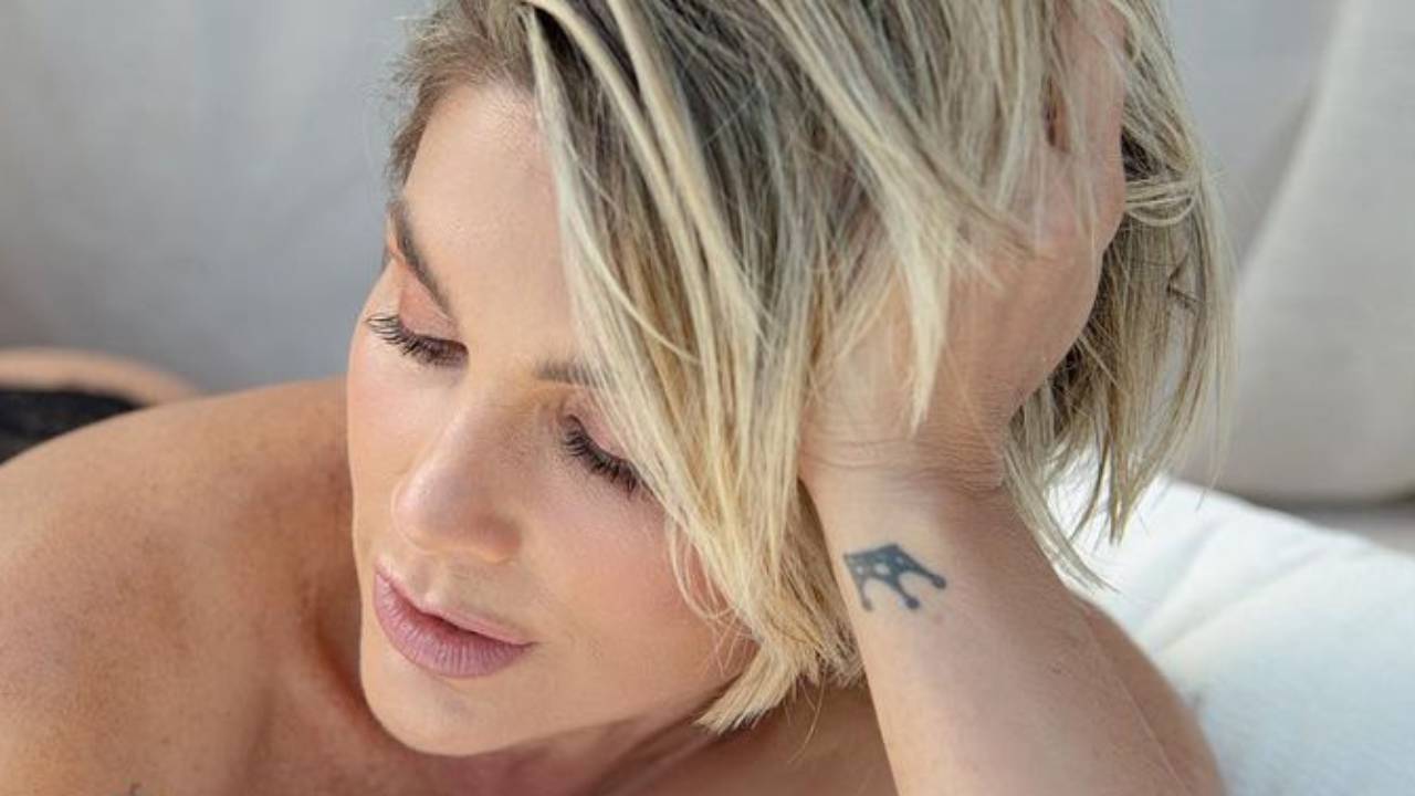 De calcinha atoladíssima, Flávia Alessandra empina o bumbum e leva web à loucura com topless: “Maravilhosa”