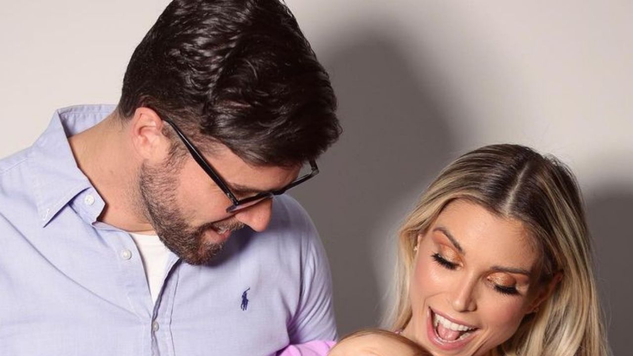 Flávia Viana comemora 10 meses do seu filho caçula e veste o pequeno de terno: “Meu poderoso chefinho”