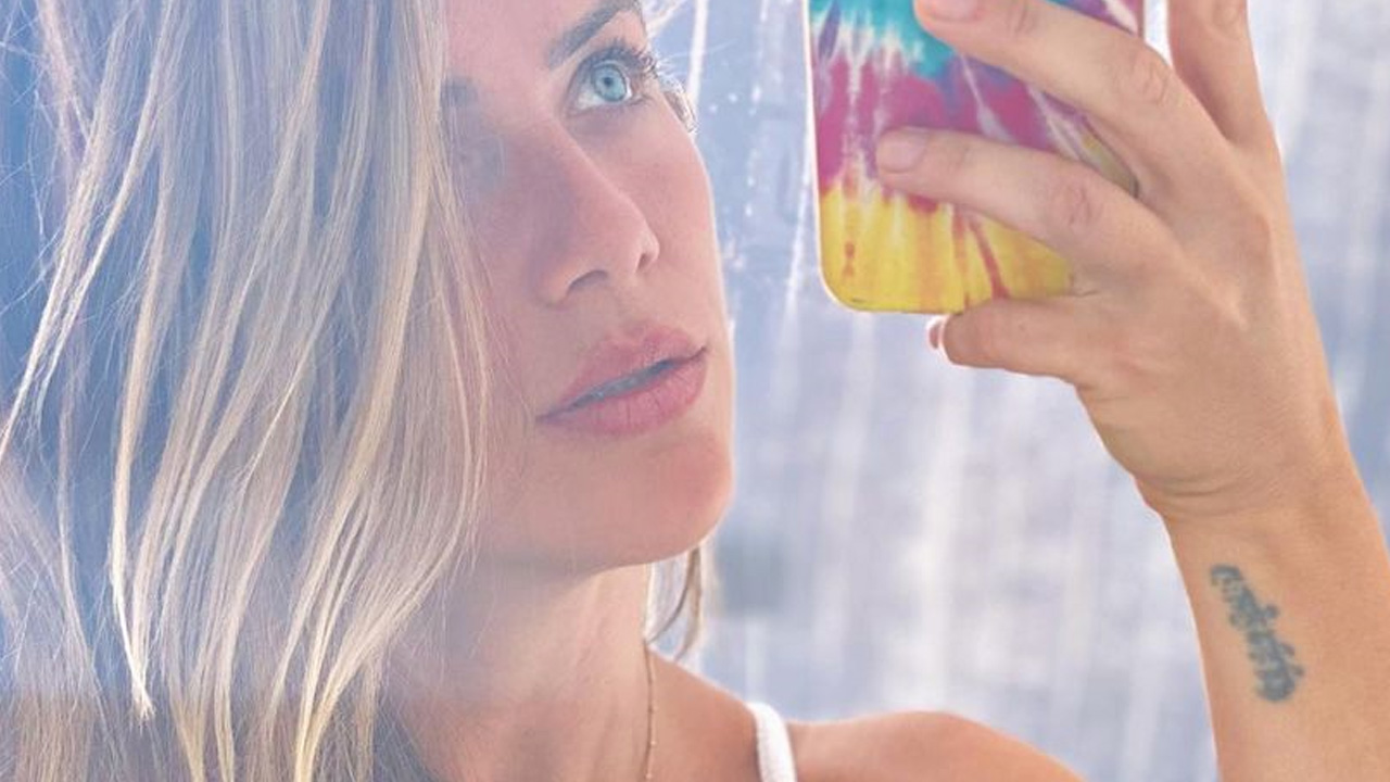 Giovanna Ewbank posa de biquíni branco e ostenta corpão um ano após dar à luz: “Mamãe gostosa”