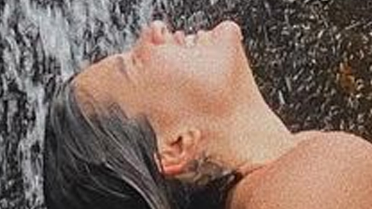 Filha gata de Flávia Alessandra, Giulia Costa foge do inverno e mostra corpão em banho de cachoeira: “Renovando energias”