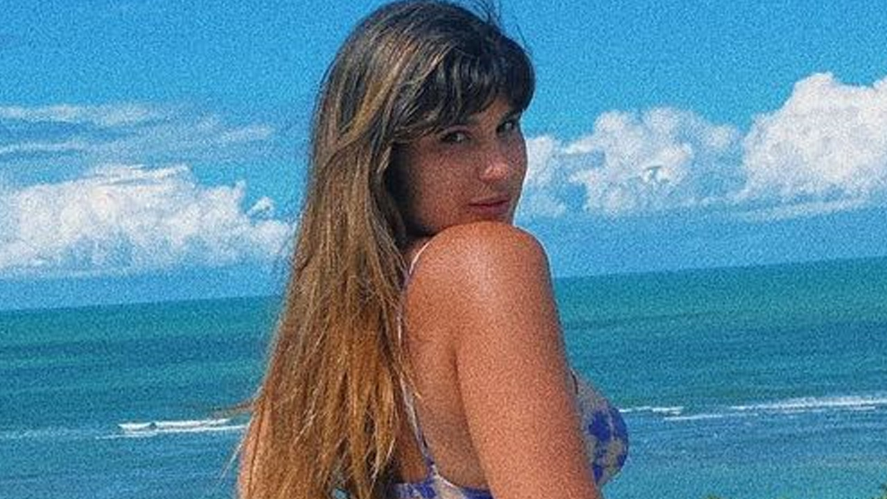 Filha de Flávia Alessandra, Giulia Costa empina bumbum e rouba a cena na Bahia: “Um espetáculo”
