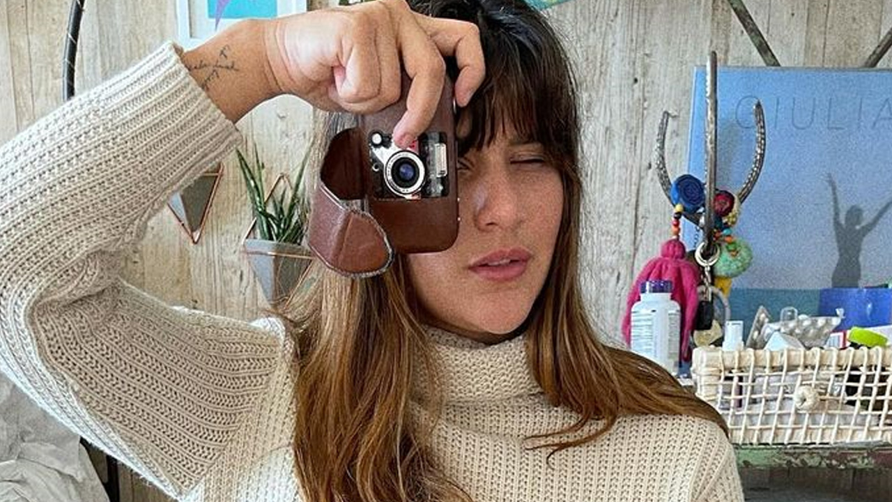Filha de Flávia Alessandra, Giulia Costa dispensa calças e posa só de blusa no espelho: “Divinamente linda”