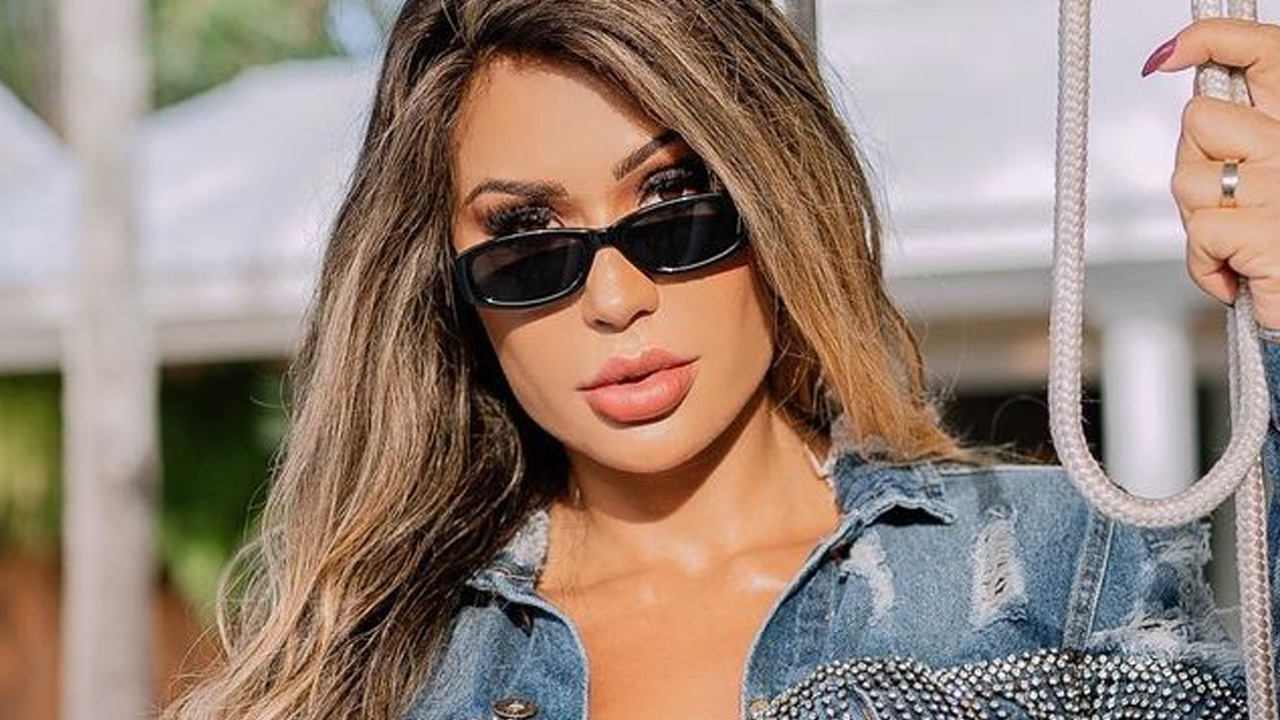 Sem sutiã, Gracyanne Barbosa posa com jaqueta aberta e mostra corpão: “Uma loira quentinha”