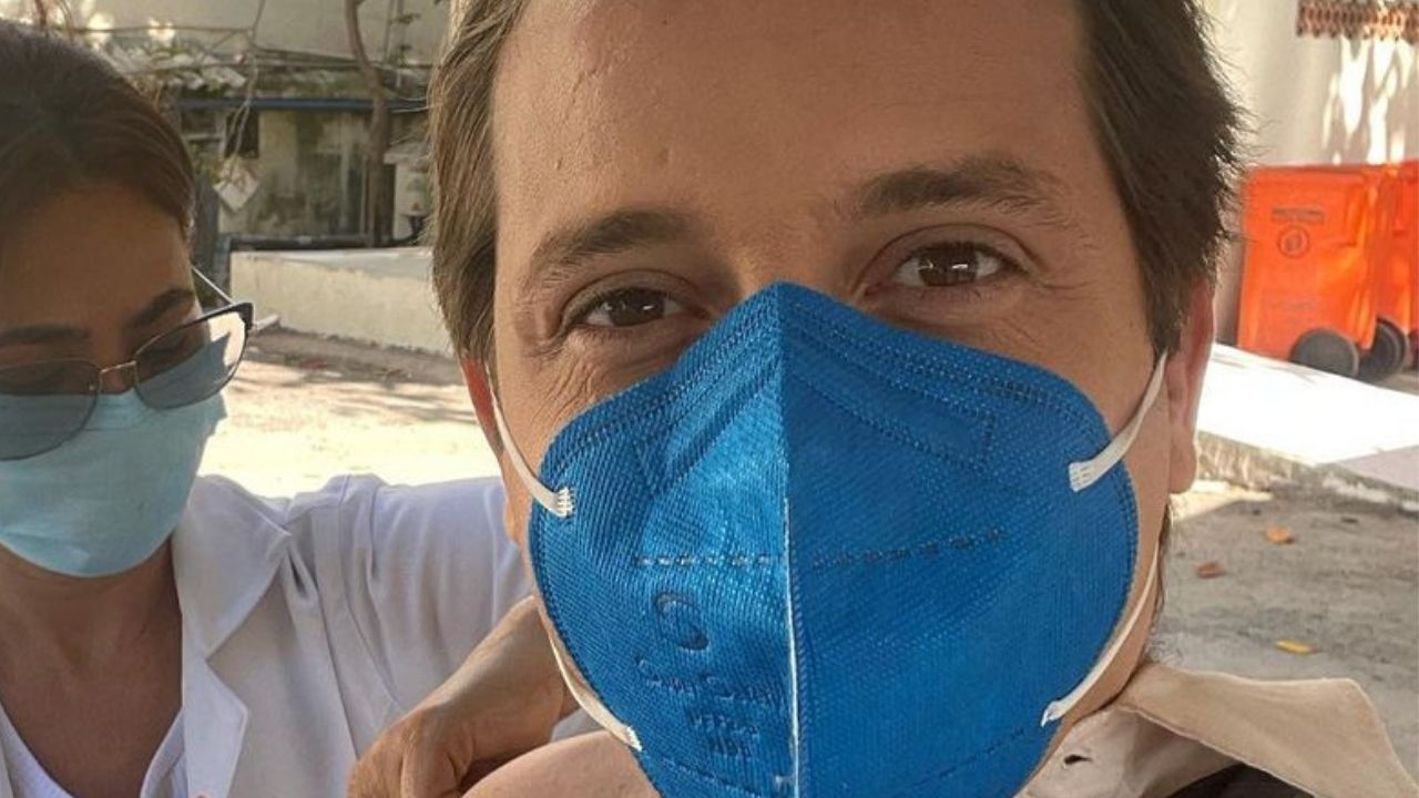 Gregório Duvivier toma vacina contra a Covid-19 vestido de pastor e explica: “Me pegaram de surpresa”