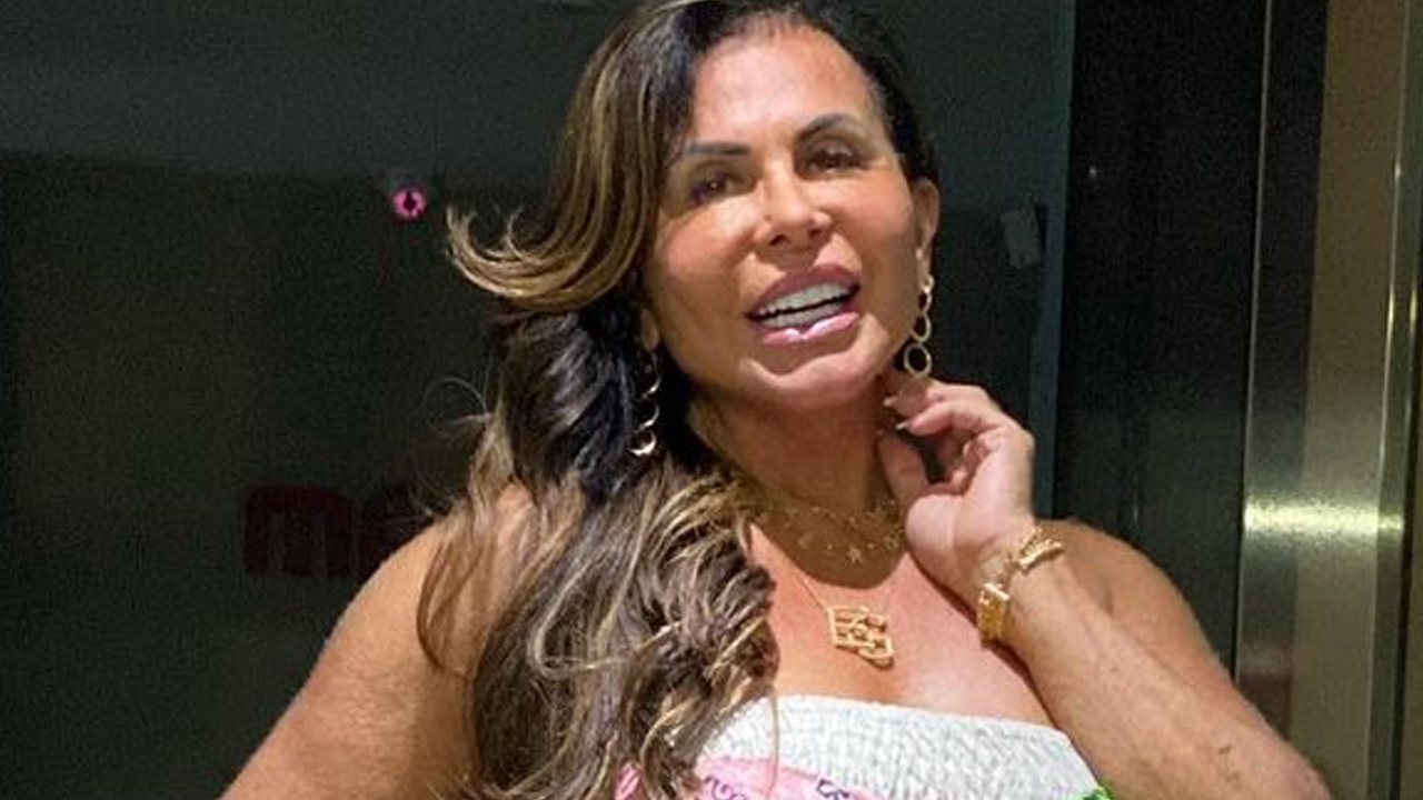 Aos 62 anos, Gretchen posa de top curtinho e mostra abdômen sarado: “Tá linda”