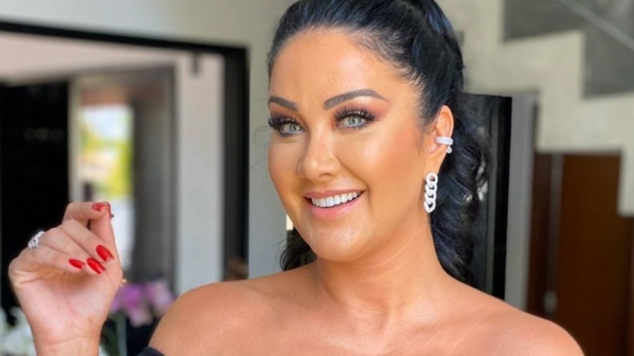 Musa do SBT, Helen Ganzarolli dispensa sutiã e posa com decote generoso em sua mansão: “Que mulher é essa?”
