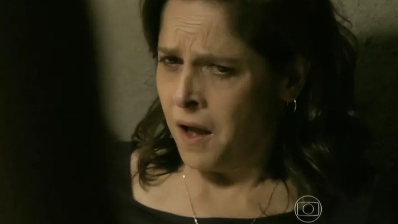 Império: Jairo aparece pelado, ameaça e deixa Cora em estado de choque: “Nunca tinha visto”