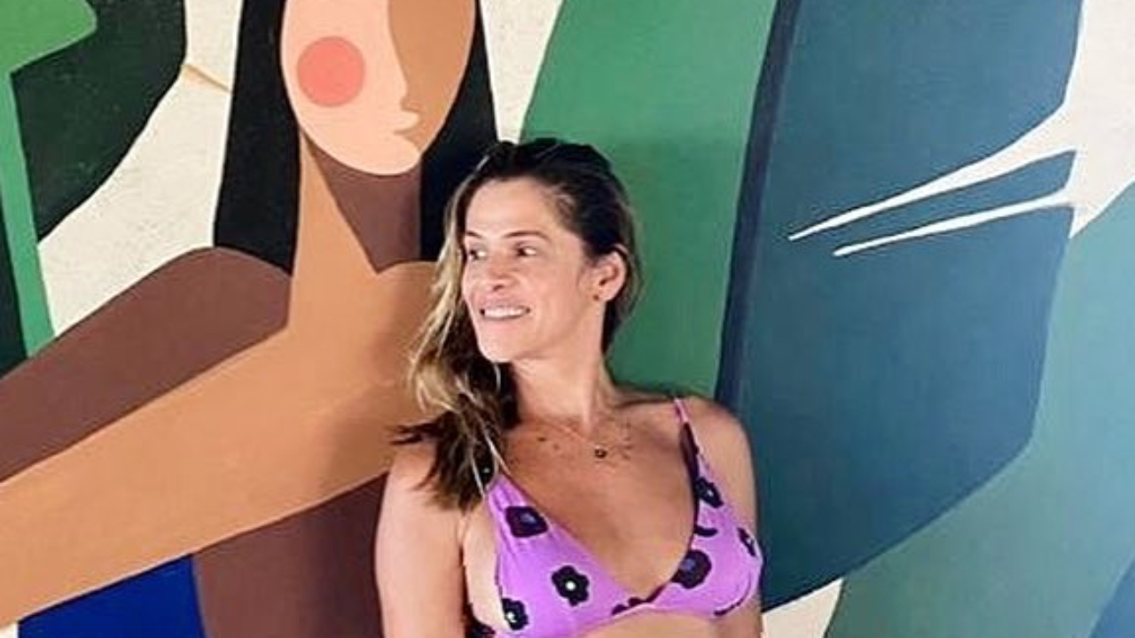 Pleníssima, Ingrid Guimarães divide raro clique de biquíni e ostenta físico invejável aos 49 anos: “Sem filtros!”