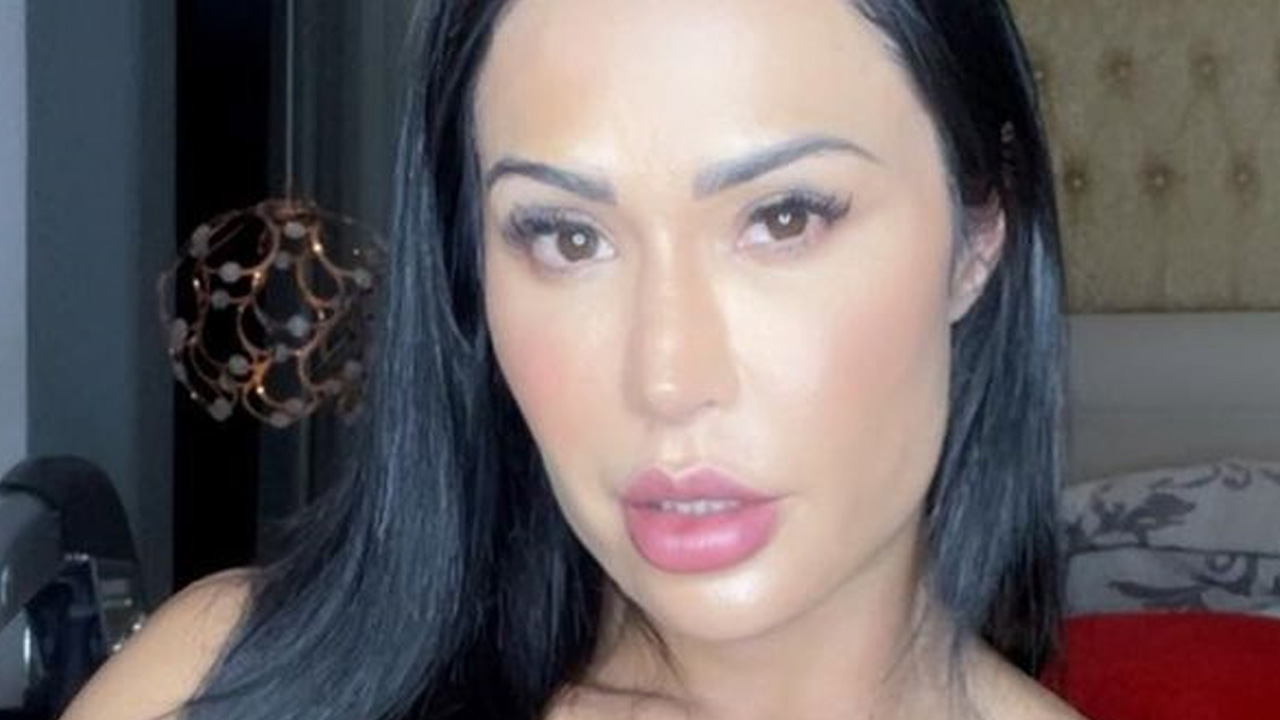 Irmã gata de Gracyanne Barbosa, Giovanna Jacobina surge de shortinho jeans e deixa pele à mostra: “Inverno carioca”