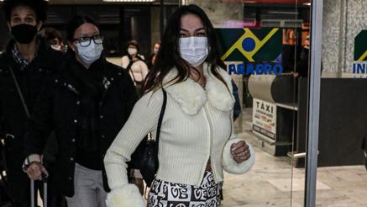 Isis Valverde é flagrada segurando mala de mais de R$ 15 mil em aeroporto do Rio de Janeiro