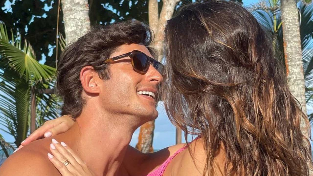 Só de biquíni, Isis Valverde senta no colo do marido e protagoniza momento quente na piscina: “Casalzão”