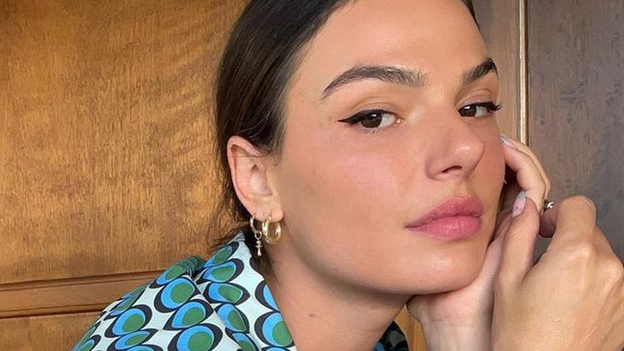 Mulher elástica? Isis Valverde se contorce na ioga e seguidores ficam em choque: “Não dói a coluna?”