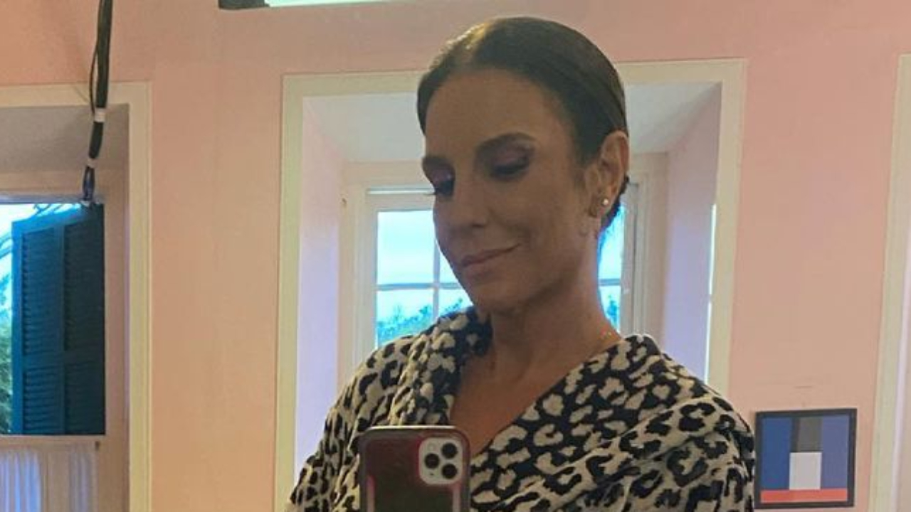 Ivete Sangalo posa só com roupão de oncinha e deixa pernões torneados à mostra aos 49 anos: “Mamãe tá on!”