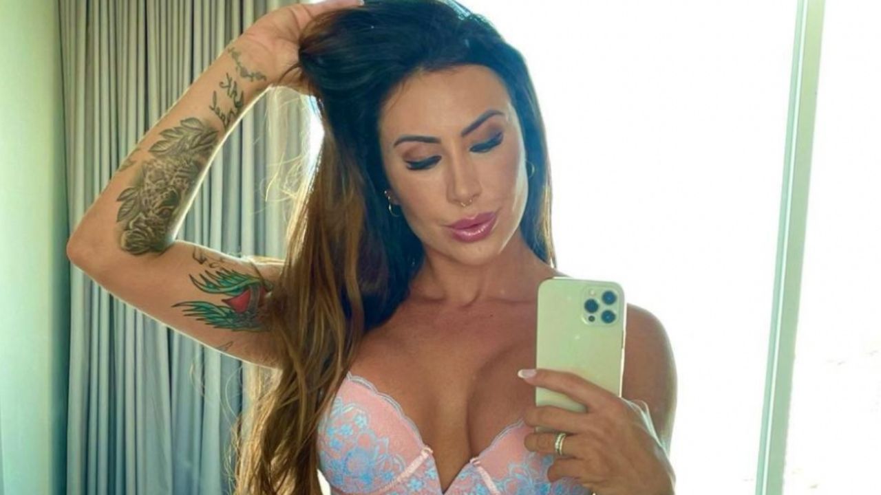 Lembra dela? Ex-BBB Jaque Khury exibe corpo espetacular com espartilho e cinta-liga: “Babei”