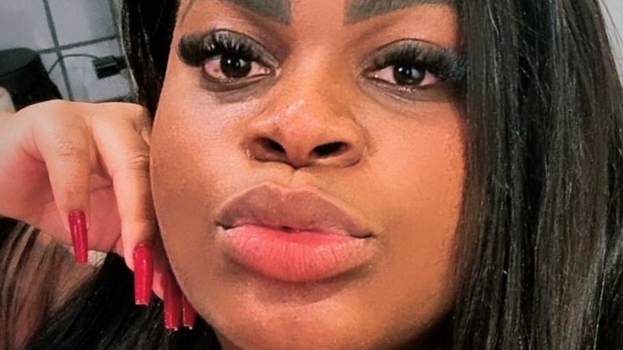 Jojo Todynho empina o bumbum usando calcinha ‘atoladinha’ na frente do espelho: “Quente como um vulcão”