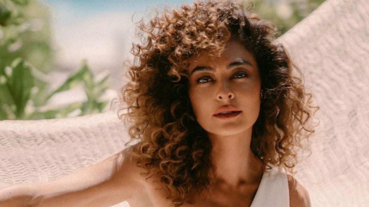 Aos 42 anos, Juliana Paes posa de biquíni branco e exibe um corpo perfeito: “A definição de beleza”