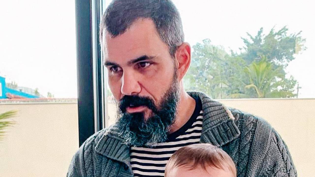 Que fofura! Juliano Cazarré é ‘flagrado’ em momento carinhoso com a filha caçula e encanta a web: “Muito linda”