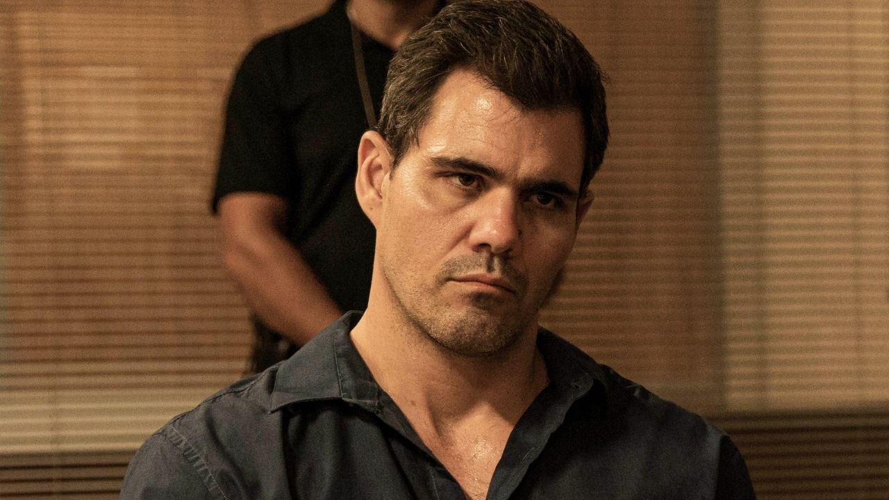 Em conversa, Juliano Cazarré justifica decisão de não tomar vacina: “Não quer ser chipado”