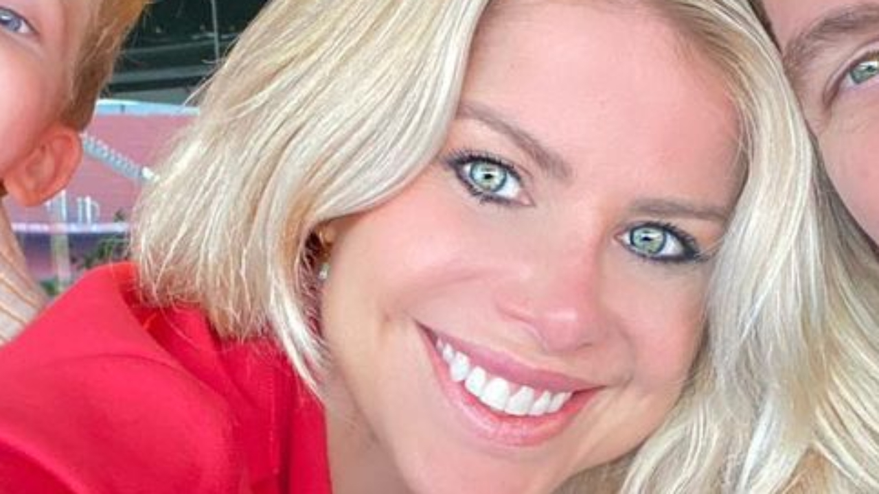 Karina Bacchi volta a compartilhar clique com marido e celebra momento em família: “Em paz”