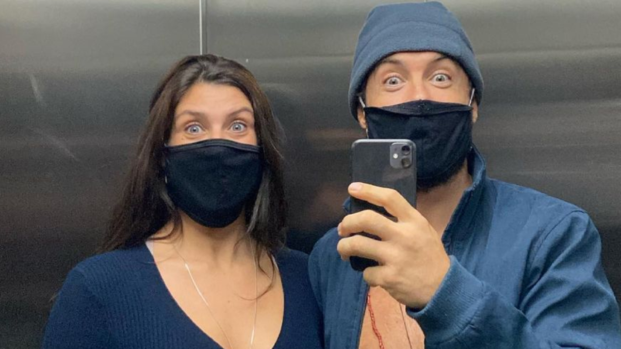 Kayky Brito faz post divertido com a namorada grávida e brinca sobre barrigão: “Adeus, calças”