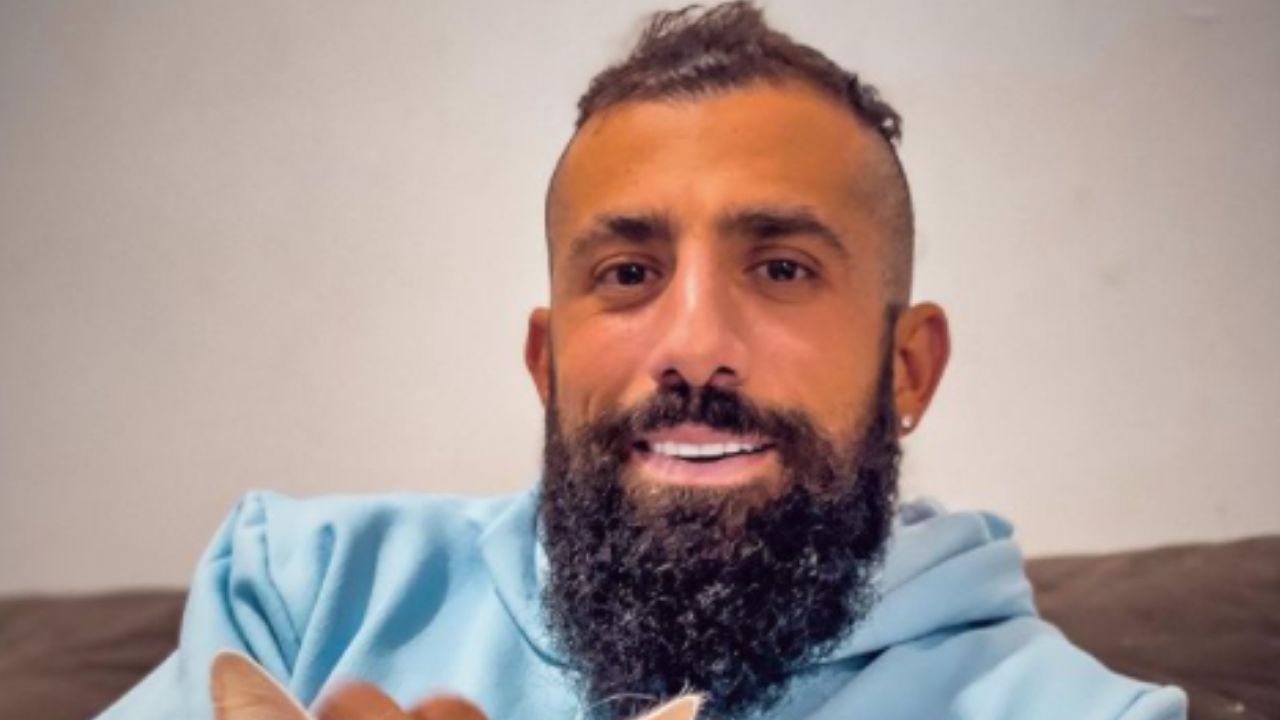 Ex-BBB Kaysar Dadour radicaliza e renova o visual ao platinar os fios da barba: “Inventei moda de novo!”