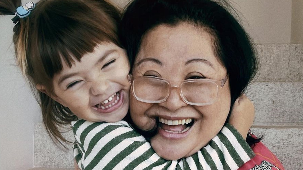Mãe de Sabrina Sato, Kika Sato se emociona ao reencontrar Zoe após dois meses: “Não tem explicação”