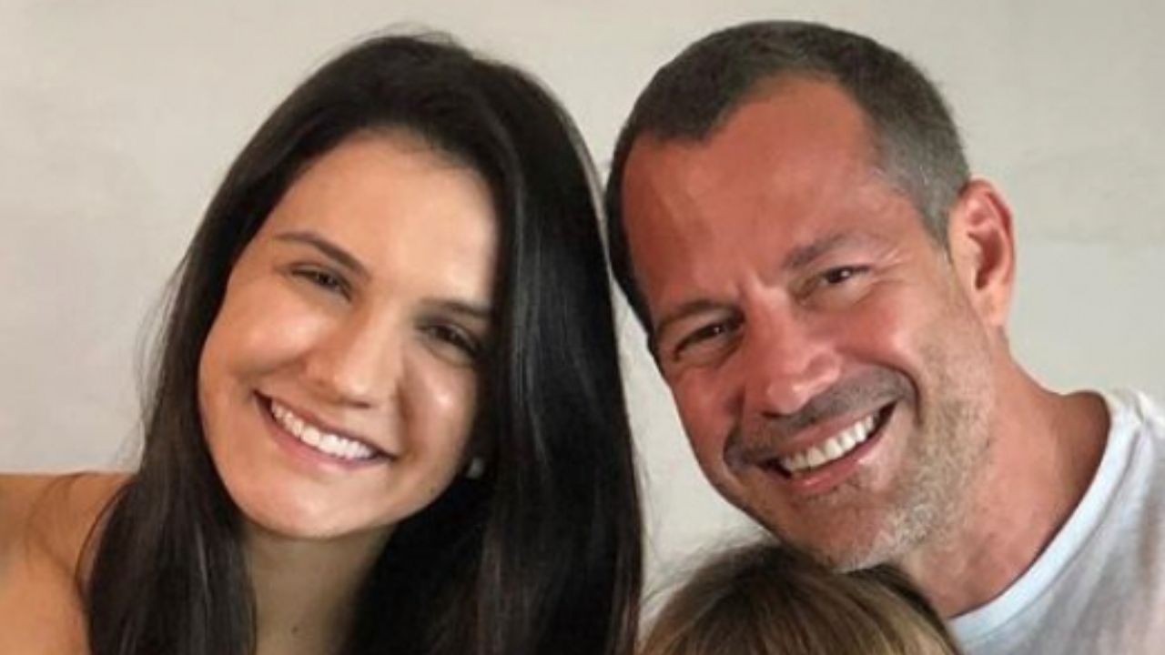 Trocado na maternidade? Esposa de Malvino Salvador se impressiona com a beleza do filho: “Coisa linda”