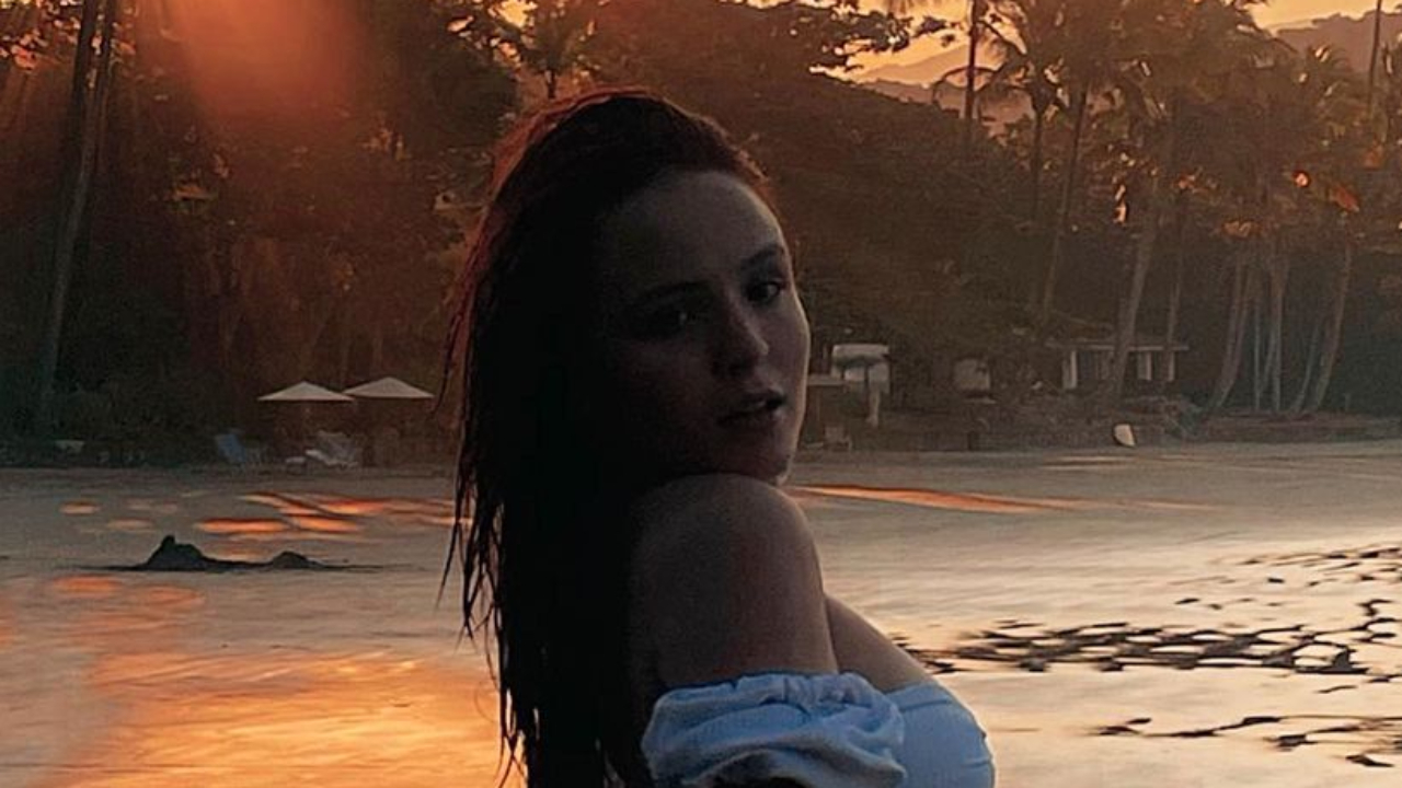 De biquíni, Larissa Manoela empina o bumbum e impressiona ao exibir curvas invejáveis: “Que gata!”