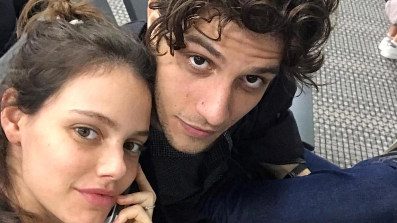 Laura Neiva se atrasa na homenagem de aniversário a Chay Suede, mas compensa com declaração: “Você é apaixonante”