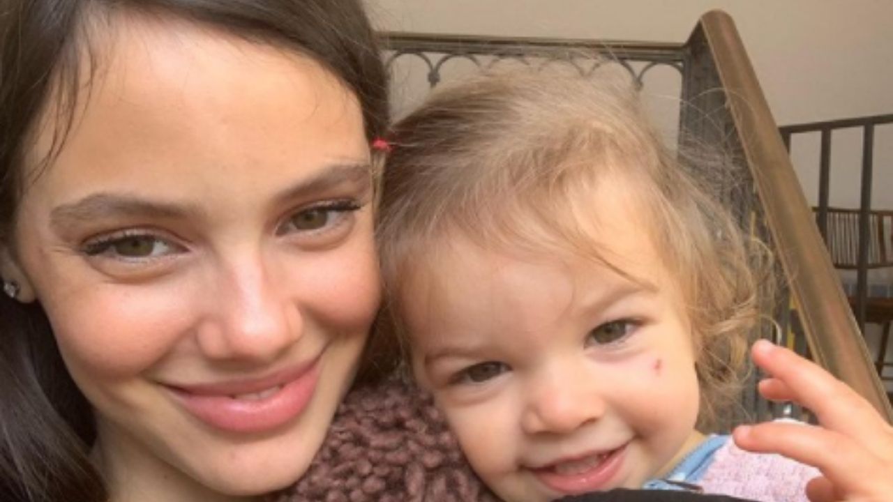 Após 1 ano e 7 meses, Laura Neiva revela estar em processo de desmame da filha: “Sem pressa, no nosso tempo”