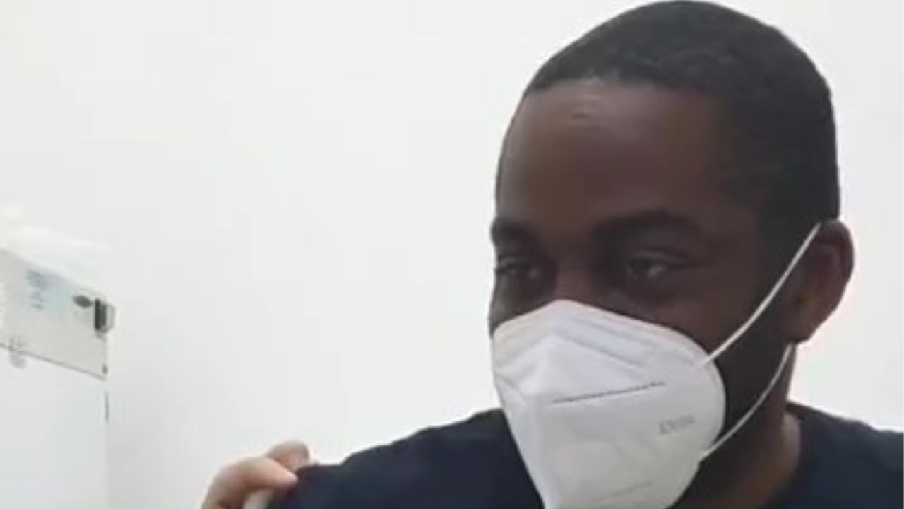 Lázaro Ramos toma a vacina contra a Covid-19 e lamenta morte de amigo aos 45 anos: “Muito injusto”