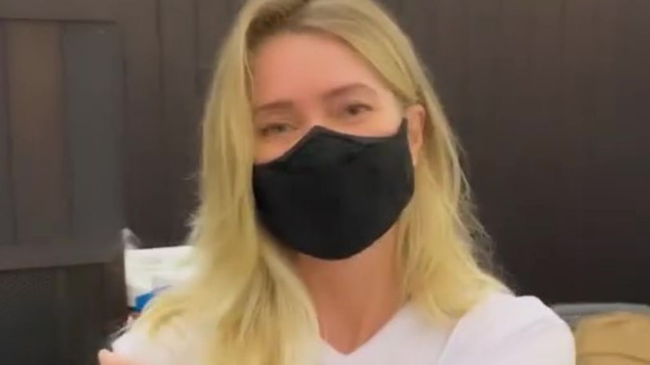 Letícia Spiller toma a primeira dose da vacina contra a Covid-19 e se emociona: “Vislumbre de esperança”