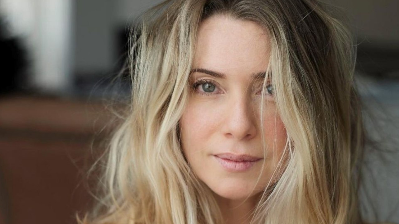 Ousada, Letícia Spiller eleva a temperatura da web ao surgir totalmente pelada em cliques sensuais: “Obra de arte”