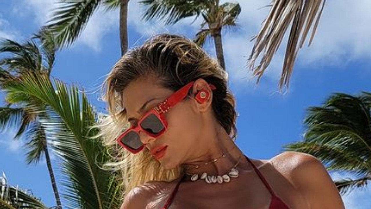 Lívia Andrade rouba os holofotes ao ostentar corpão absurdo com biquíni fininho: “Que exagero”