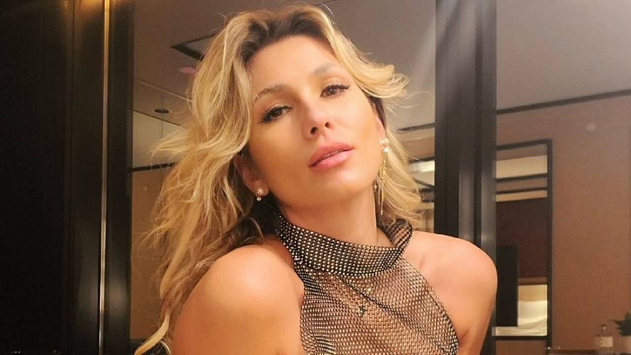 Em Las Vegas, Lívia Andrade deixa seios à mostra em blusa transparente e leva web à loucura: “Dei zoom”